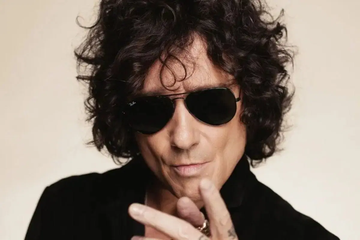 BUNBURY LE QUITA CELULAR A UN FAN