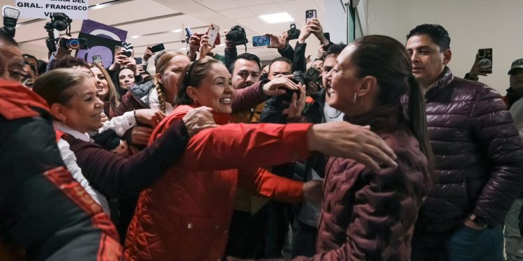 AL GRITO DE ¡PRESIDENTA! CLAUDIA SHEINBAUM ES ARROPADA POR EL CARIÑO DE MILITANTES Y SIMPATIZANTES A SU LLEGADA A DURANGO