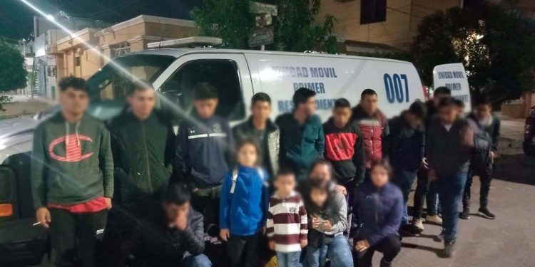 CANALIZA POLICÍA MUNICIPAL A GRUPO DE INMIGRANTES PARA SU RESGUARDO