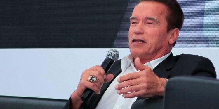RETIENEN A SCHWARZENEGGER DURANTE TRES HORAS EN AEROPUERTO ALEMÁN POR NO DECLARAR UN RELOJ