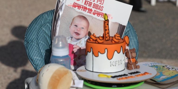 EL BEBÉ KFIR BIBAS, EL REHÉN MÁS PEQUEÑO DE HAMÁS, CUMPLE UN AÑO DE EDAD EN CAUTIVERIO