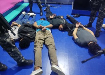 POLICÍA INGRESA A CANAL DE TELEVISIÓN ECUATORIANO OCUPADO POR HOMBRES ARMADOS Y DETIENE A VARIOS SUJETOS