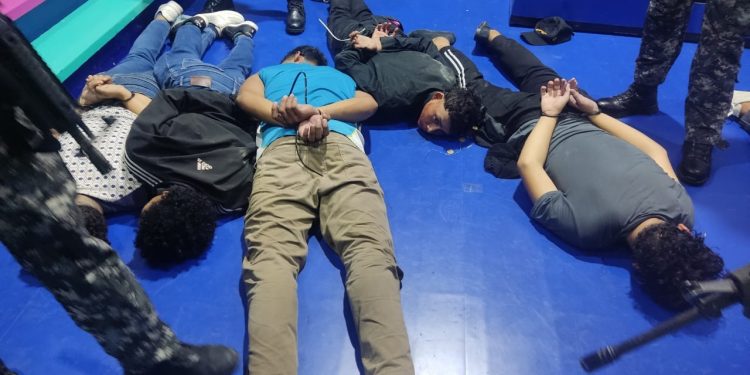 POLICÍA INGRESA A CANAL DE TELEVISIÓN ECUATORIANO OCUPADO POR HOMBRES ARMADOS Y DETIENE A VARIOS SUJETOS