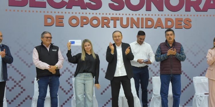 PARTICIPA LAMARQUE CANO EN ENTREGA DE BECAS A ESTUDIANTES UNIVERSITARIOS