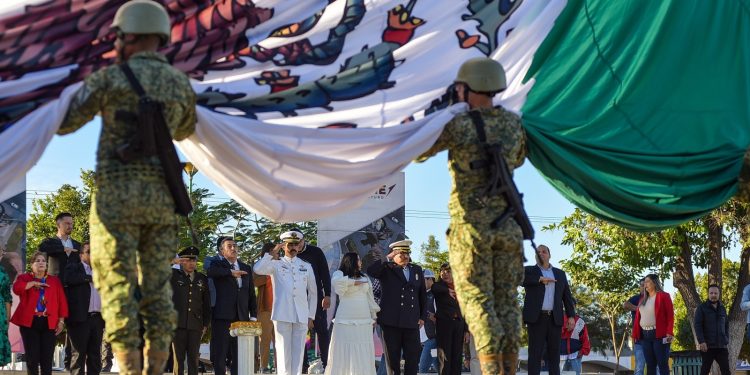 REALIZA GOBIERNO MUNICIPAL DESFILE CÍVICO POR EL DÍA DE LA BANDERA