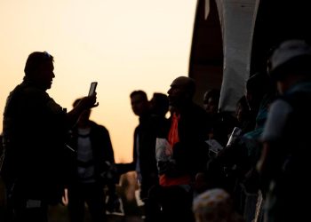 Gobernadora de Arizona veta proyecto de ley que permitía a policías detener indocumentados