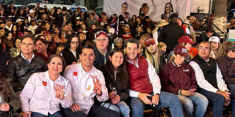 Ven Celida y Froylán el debate con ciudadanos de Nogales