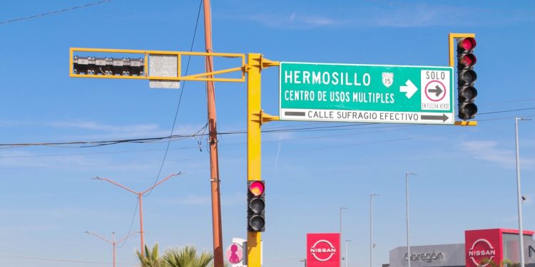 INSTALA LA SSPM SEMÁFORO EN CALLE SUFRAGIO EFECTIVO Y CARRETERA 15