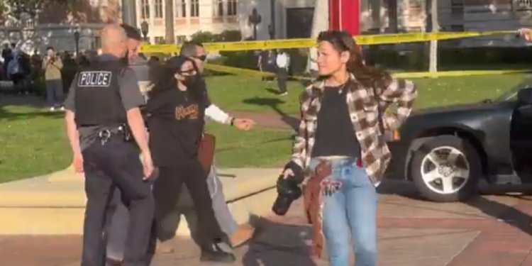 Casi un centenar de universitarios de Los Ángeles detenidos en protestas pro palestinas