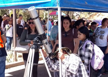 SE REÚNEN CIENTOS DE CAJEMENSES PARA OBSERVAR ECLIPSE SOLAR EN PLANETARIO DE CAJEME