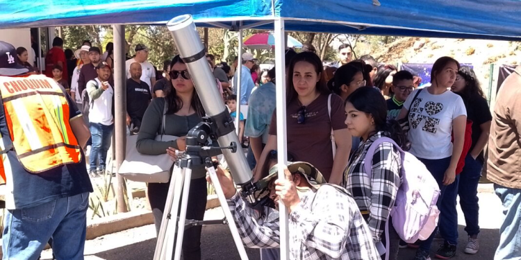 SE REÚNEN CIENTOS DE CAJEMENSES PARA OBSERVAR ECLIPSE SOLAR EN PLANETARIO DE CAJEME