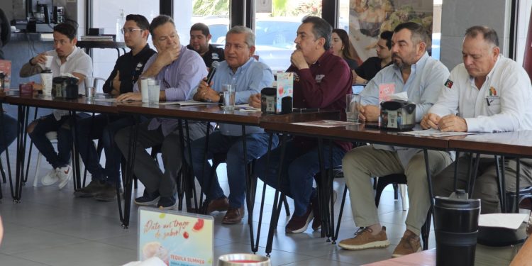 SOSTIENE REUNIÓN CANDIDATO JAVIER LAMARQUE CON RESTAURANTEROS