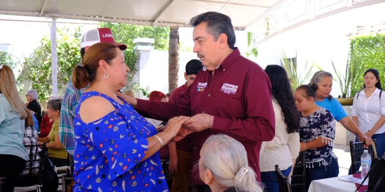 ACOMPAÑA JAVIER LAMARQUE A MAMÁS EN EL FESTEJO DEL DÍA DE LAS MADRES