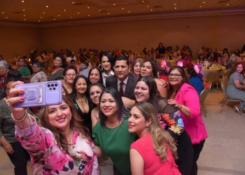 FESTEJA AYUNTAMIENTO A MÁS DE 800 MADRES TRABAJADORAS EN SU DÍA
