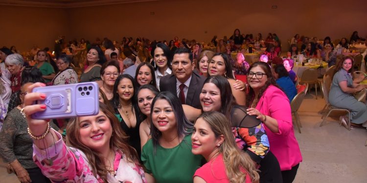 FESTEJA AYUNTAMIENTO A MÁS DE 800 MADRES TRABAJADORAS EN SU DÍA
