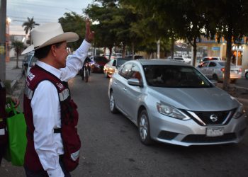 RAÚL “EL POLLO” CASTELO ACTIVA EL ENCUENTRO CON VECINOS EN EL CRUCERO DE LA CALLE PARÍS Y 200