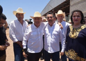 PARTICIPAN ALCALDE Y GOBERNADOR EN ENTREGA DE UNIDAD MÓVIL A GANADEROS POR PARTE DE CONSTELLATION BRANDS