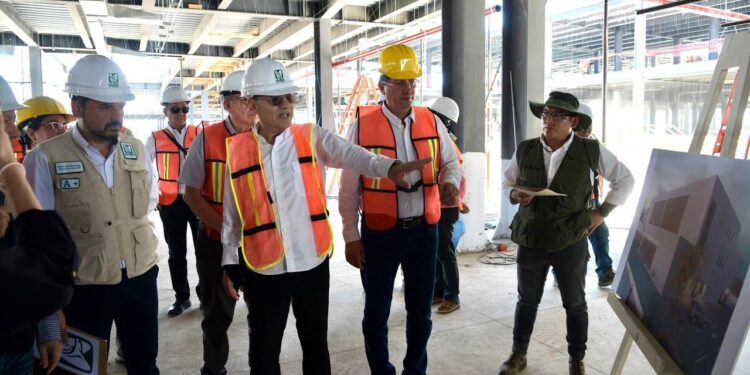 Beneficia Gobernador Durazo a navojoenses con entrega de becas y acciones de salud