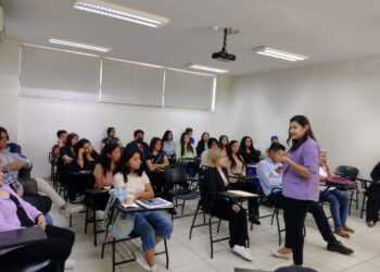 Estudiantes de la carrera de Derecho presentan iniciativas a Deni Gastélum