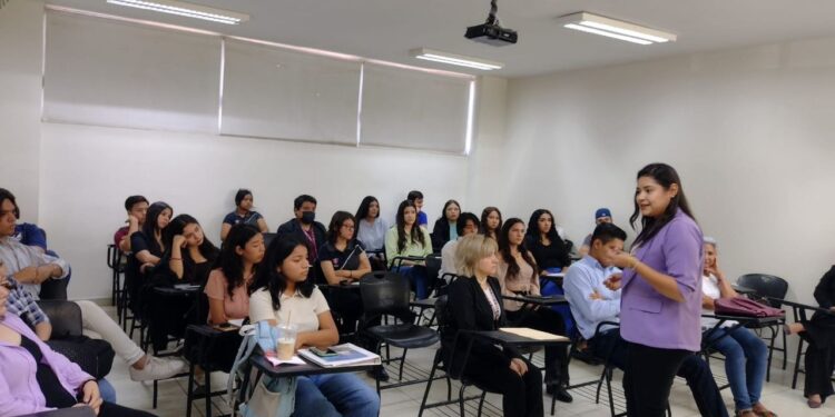 Estudiantes de la carrera de Derecho presentan iniciativas a Deni Gastélum