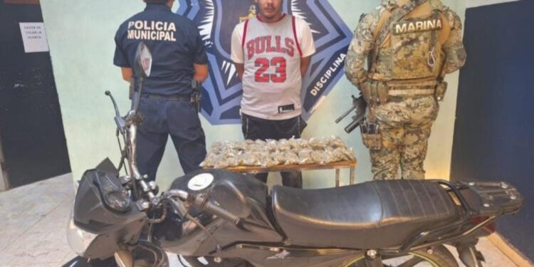 DETIENE POLICÍA MUNICIPAL A HOMBRE CON 60 DOSIS DE MARIHUANA
