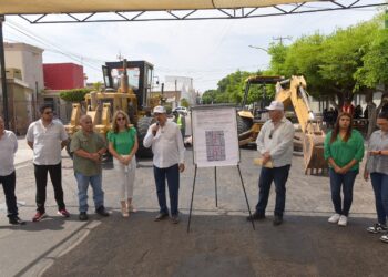 PONE EN MARCHA LAMARQUE CANO OBRA DE PAVIMENTACIÓN EN CALLE NUEVO LEÓN ENTRE ALLENDE E HIDALGO
