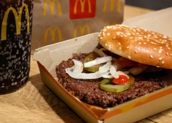 Suman 75 infectados de E. coli en EU por hamburguesas contaminadas de McDonald’s