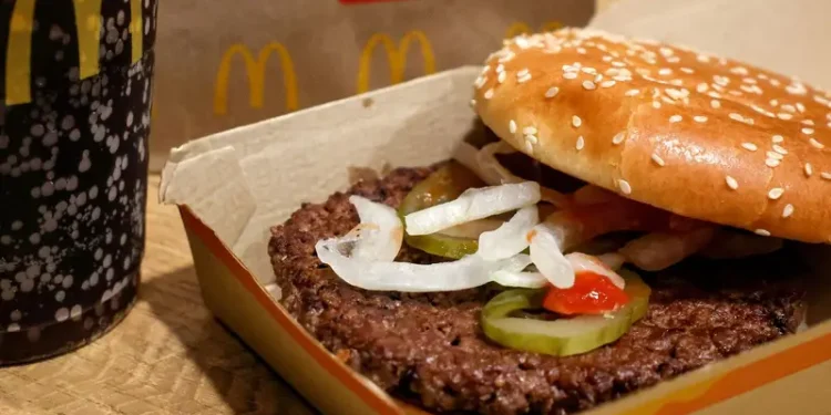 Suman 75 infectados de E. coli en EU por hamburguesas contaminadas de McDonald’s