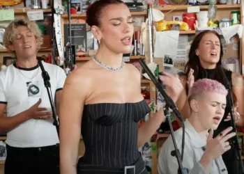 Dua Lipa sorprende con voz en Tiny Desk; así fue su presentación