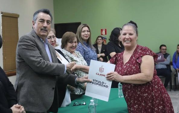 AYUNTAMIENTO ENTREGA 150 ESCRITURAS A FAMILIAS CAJEMENSES