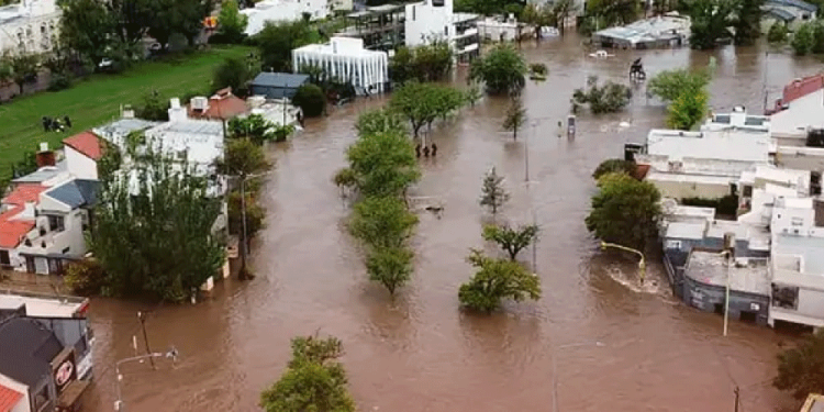 Yeri Mua defiende a Ángela Aguilar y pide que no la comparen con Christian Nodal