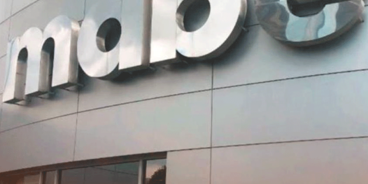 Polémico gesto en el atletismo: empujó a su rival en la meta