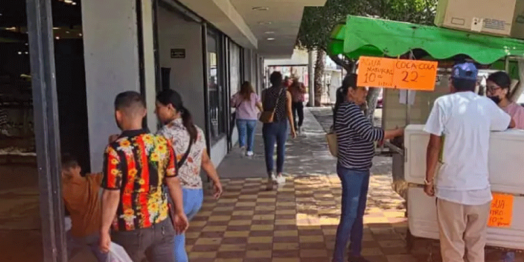 Regresan ambulantes a su ubicación original