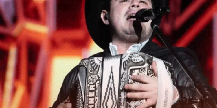 Alfredo Olivas toca el acordeón mientras el público canta sus narcocorridos