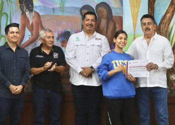 ALCALDE LAMARQUE RECONOCE A JOVENES PUGILISTAS