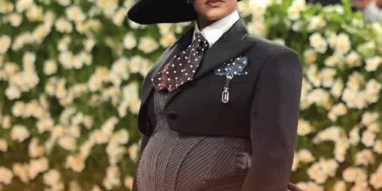 Rihanna confirma su tercer embarazo en la Met Gala 2025 y deslumbra con su estilo icónico