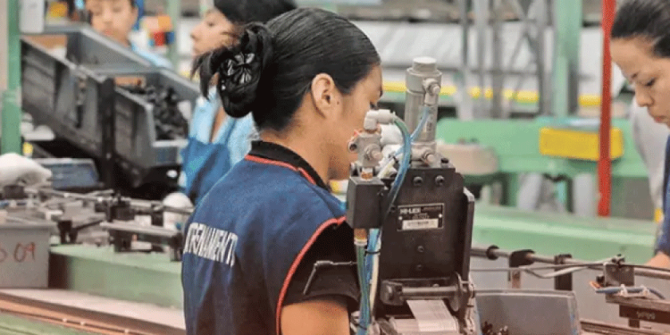 Rihanna confirma su tercer embarazo en la Met Gala 2025 y deslumbra con su estilo icónico