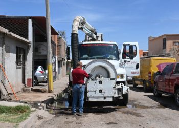 Trabajos de desazolve y varilleo por calle Cd. Victoria y Mexicali en Col. Sostenes Valenzuela.