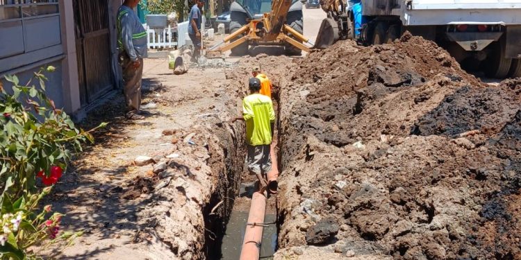 Reparación de infraestructura sanitaria por Callejón Independencia entre Ejido y Revolución en Col. Benito Juárez