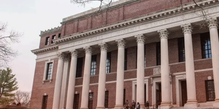 Hulk Hogan, leyenda de la WWE, desea comprar ´Hooters´ para salvar a la franquicia