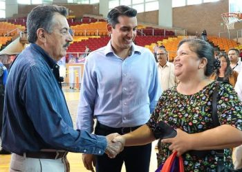 ENTREGAN UNIFORMES ESCOLARES EN CAJEME