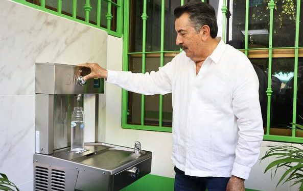 PRESIDENTE LAMARQUE, INAUGURA BEBEDERO PÚBLICO POR FUERA DE OOMAPASC