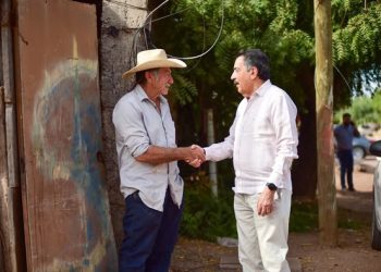El Presidente Municipal Javier Lamarque supervisó los trabajos de pavimentación en el calle Heberto Castillo