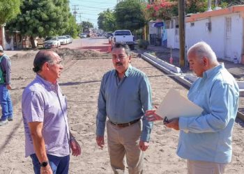 Supervisan los avances de la pavimentación con concreto hidráulico en las calles Flavio Bórquez
