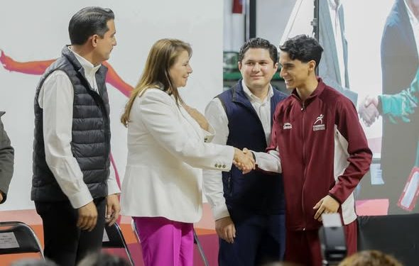 DIPUTADA VICKY ESPINOZA ACOMPAÑA EN ENTREGA DE APOYOS DEPORTIVOS