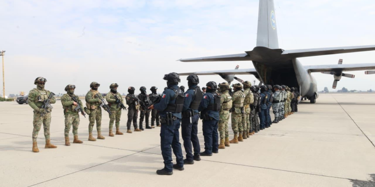 México traslada a 37 líderes criminales a EU por representar “una amenaza real para la seguridad”