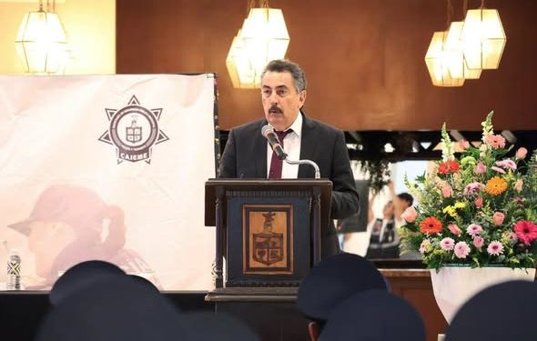 ALCALDE LAMARQUE ENTREGA RECONOCIMIENTOS A POLICIAS EN SU DÍA