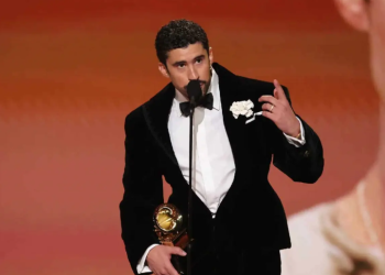 CARÍN LEÓN GANA GRAMMY 2026