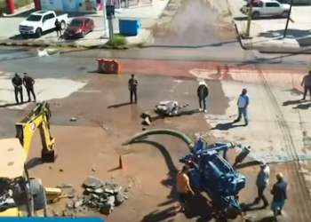 OOMAPASC SOLUCIONA FUGA DE LÍNEA AL SUR DE LA CIUDAD