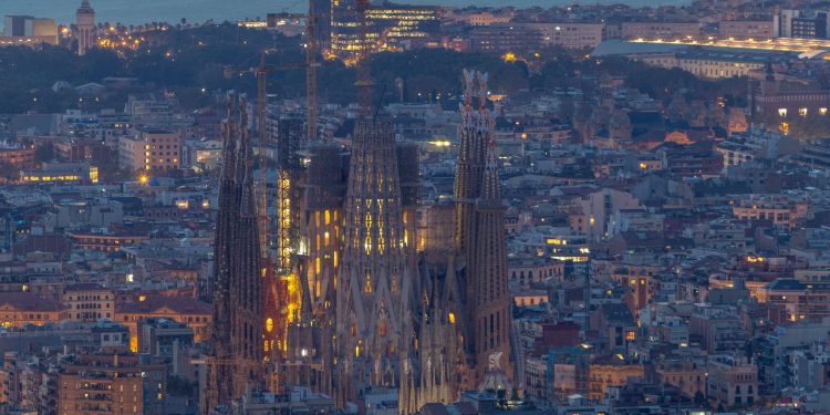 LA SAGRADA FAMILIA COMPLETA SUS SEIS TORRES CENTRALES CON LA COLOCACIÓN DE LA CRUZ PRINCIPAL